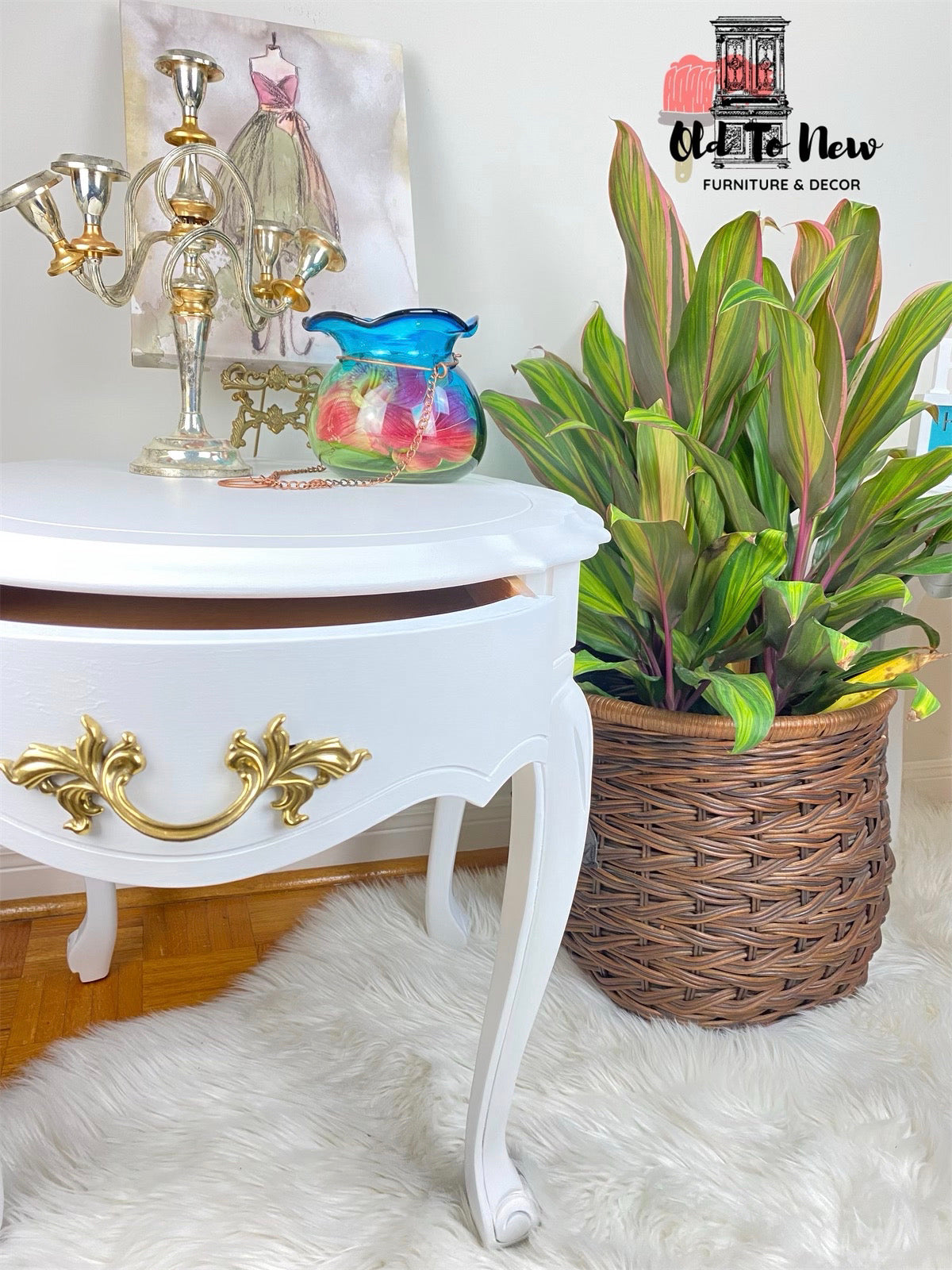 Beautiful Claassical White Oval French Provincial End Tables