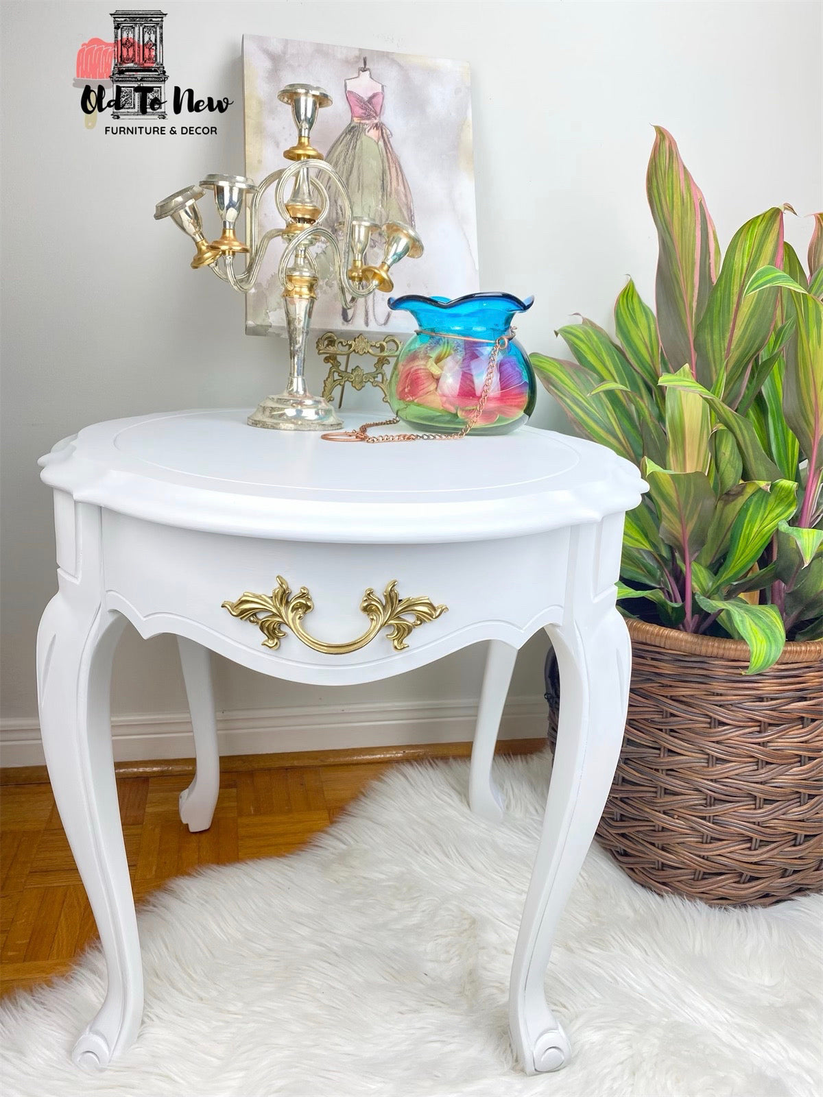 Beautiful Claassical White Oval French Provincial End Tables