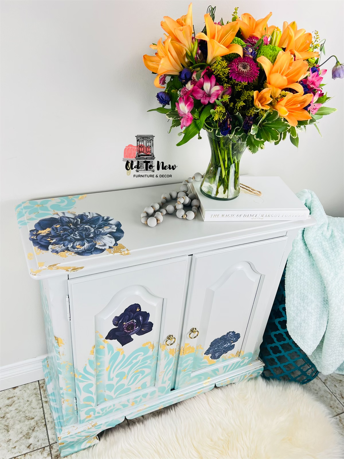 Gorgeous Entryway Foyer Area Console Sideboard and Mirror