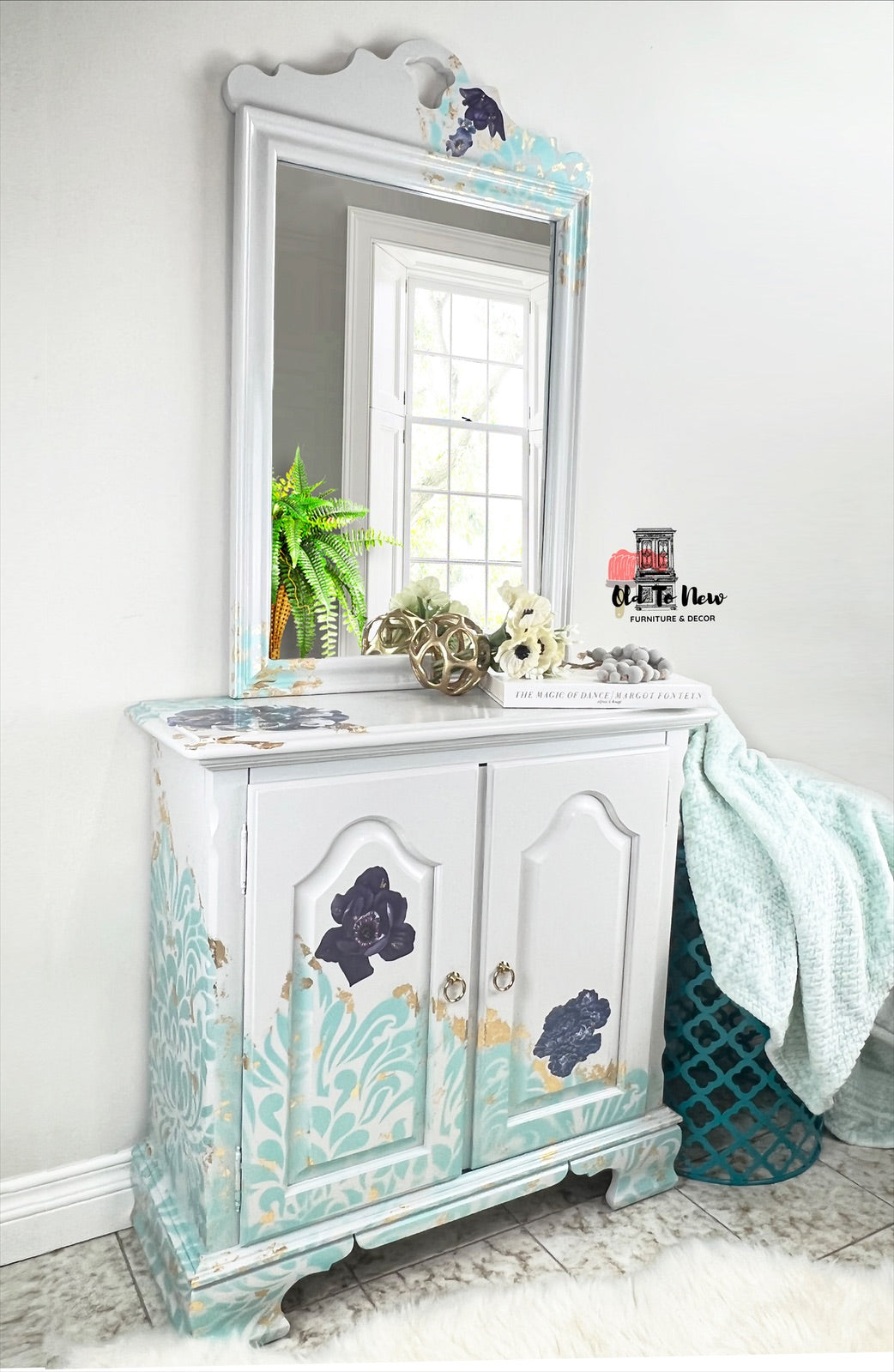 Gorgeous Entryway Foyer Area Console Sideboard and Mirror