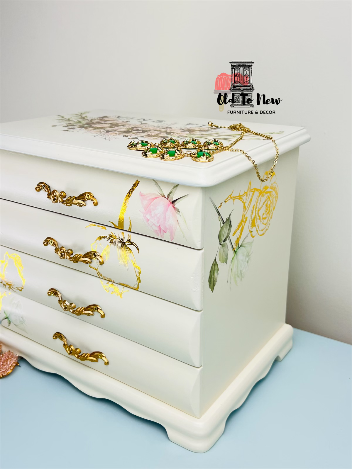 Decretive Beige Jewelry Chest