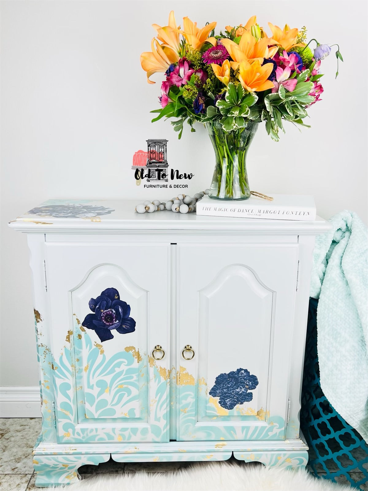 Gorgeous Entryway Foyer Area Console Sideboard and Mirror