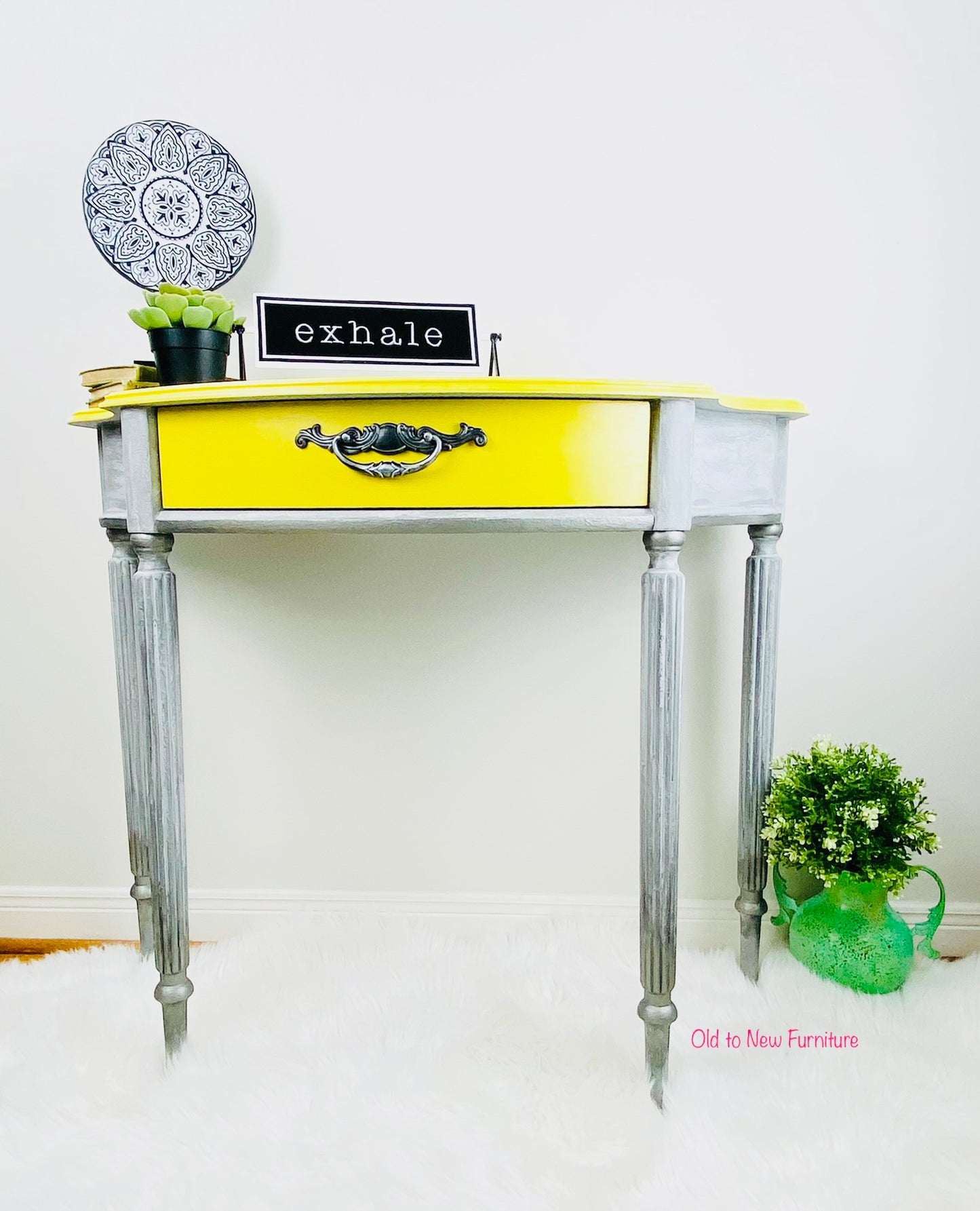 Stunning Yellow and Grey Bombay Accent Entry Table 