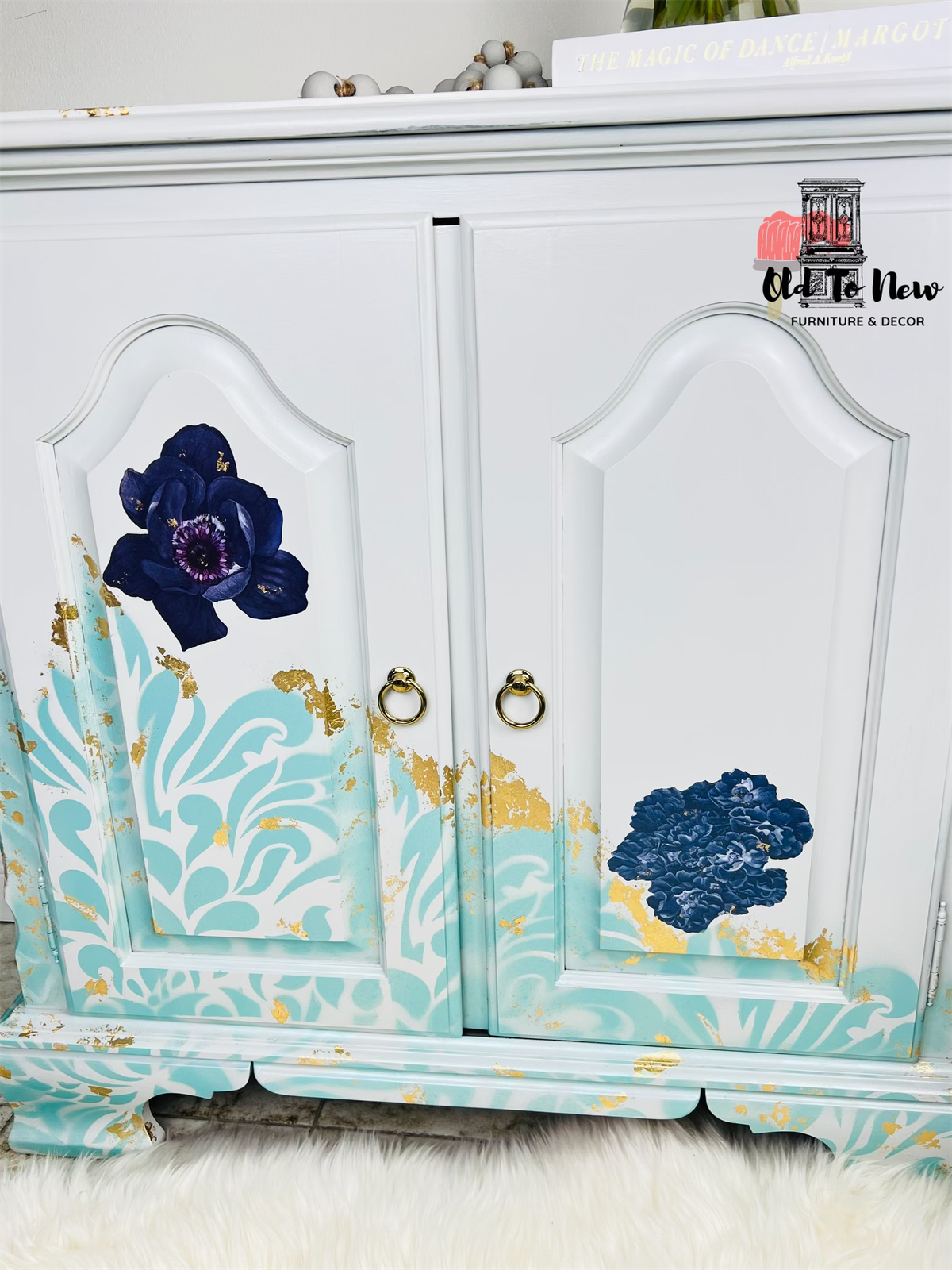 Gorgeous Entryway Foyer Area Console Sideboard and Mirror