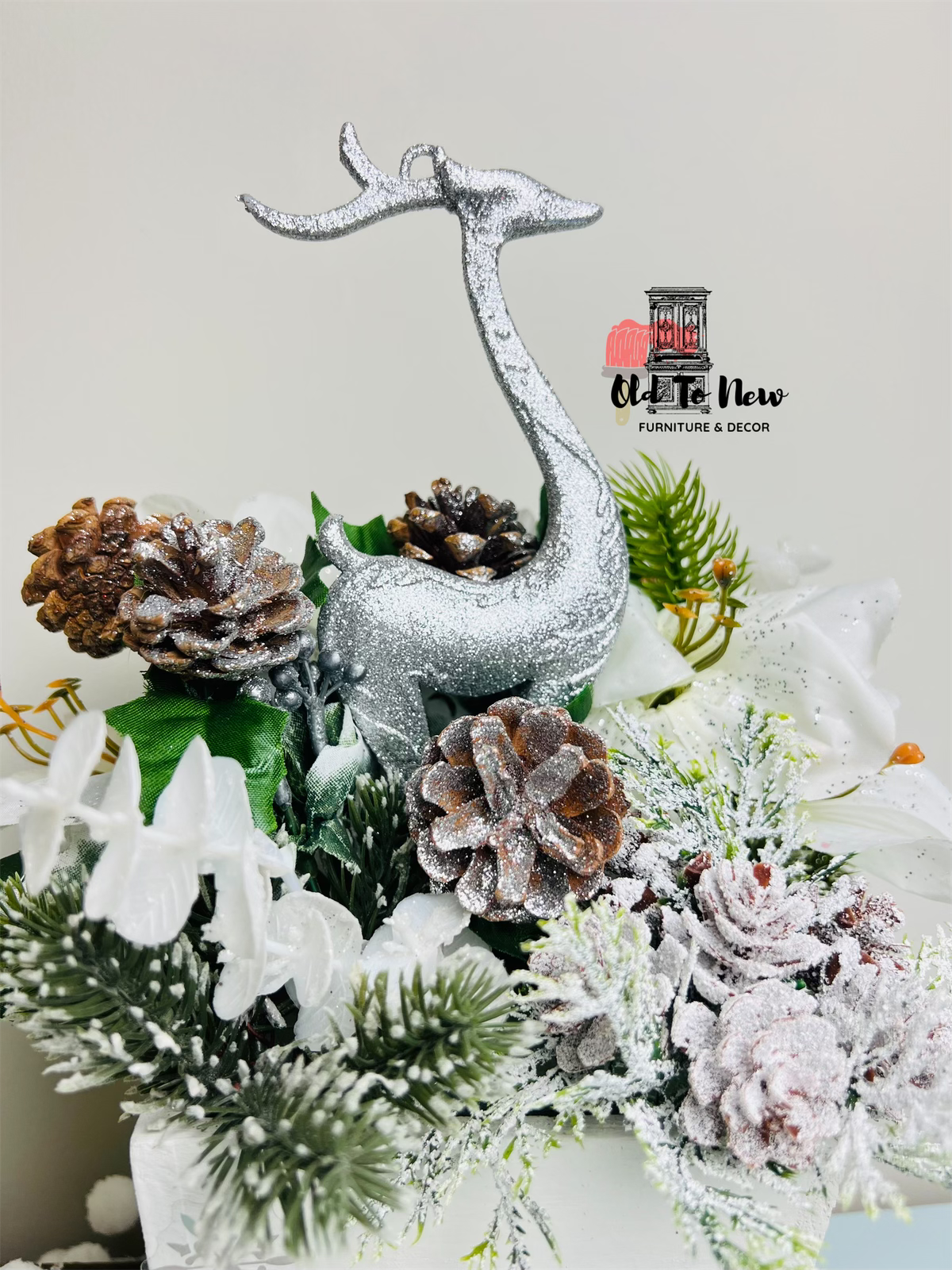 Christmas Holiday Entertainment 2022, Silver and White Flower Decor